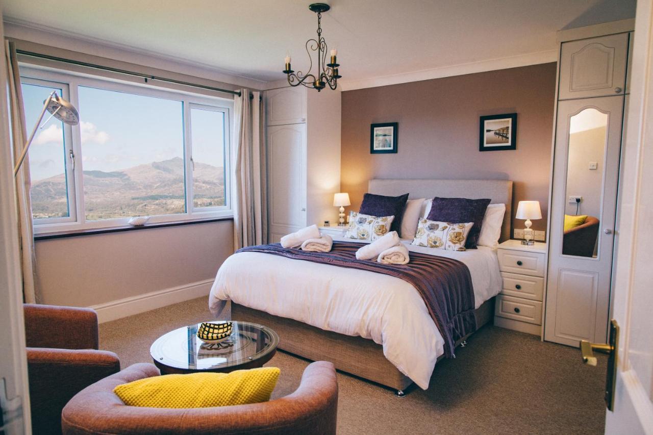 Ferlas Bed And Breakfast Penrhyndeudreath Exteriör bild
