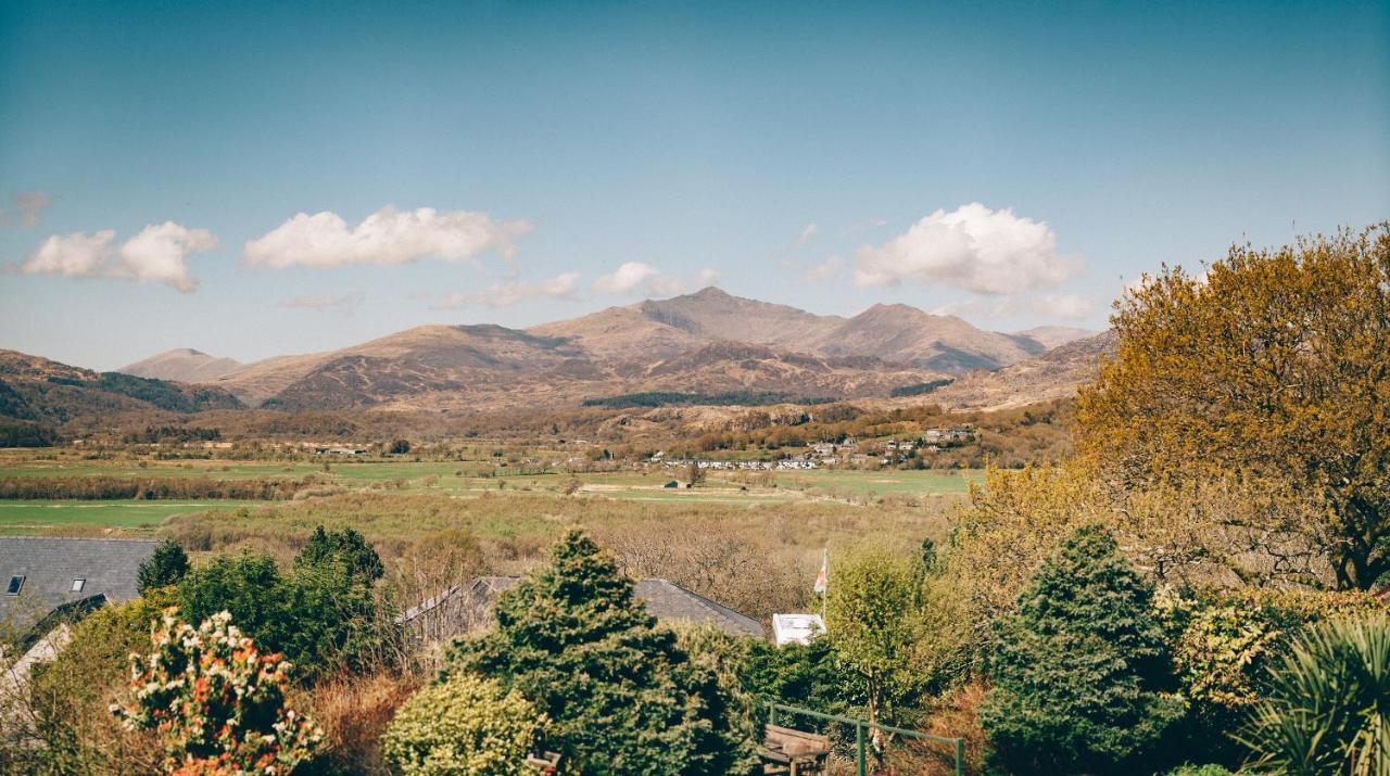 Ferlas Bed And Breakfast Penrhyndeudreath Exteriör bild