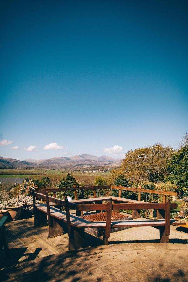 Ferlas Bed And Breakfast Penrhyndeudreath Exteriör bild